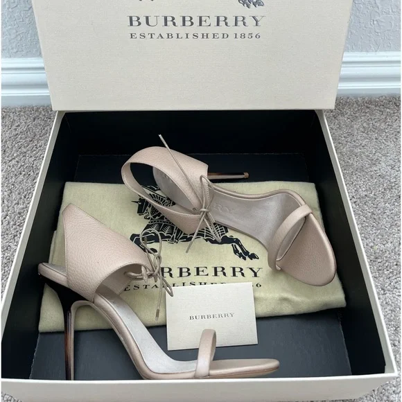 Burberry Knot Horn Capsule Askham 100 Sandal - Picture 10 of 11